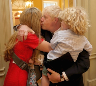 Найрідніші поруч: дружина і діти Бориса Джонсона прийшли підтримати його на Даунінг-стріт. ФОТО