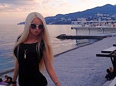 Британці засудили одеську Барбі за відпочинок у Криму