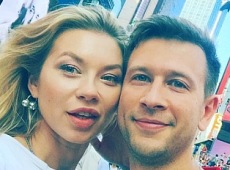 Ступка показово зацілував дружину на човні у Маямі. ВІДЕО