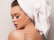 Яремчук у самому рушнику оголила тату на спині. ФОТО