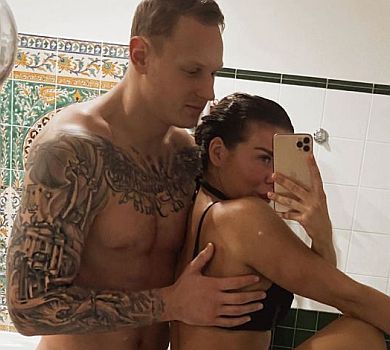 Седокова в стрінгах знялася з бойфрендом в трусах у ванній