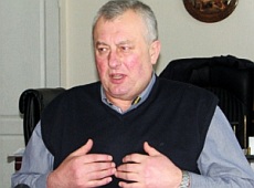 Маєток заступника генпрокурора огороджений ровом з водою й сіткою