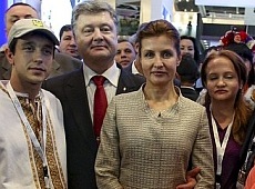 Порошенку в Еміратах дали влізти у військову техніку. ФОТО 