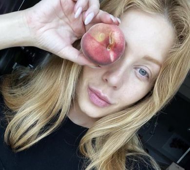 Кароль у тугенькому топі з декольте наробила селфі у домашньому спортзалі. ФОТО