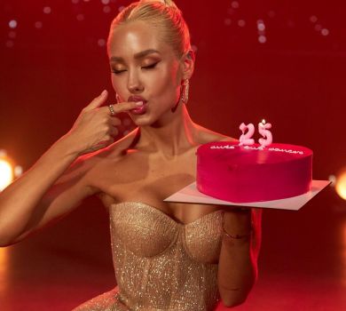 Квіткова у золотому міні з корсетом полизала торт з нагоди 25-річчя. ФОТО 