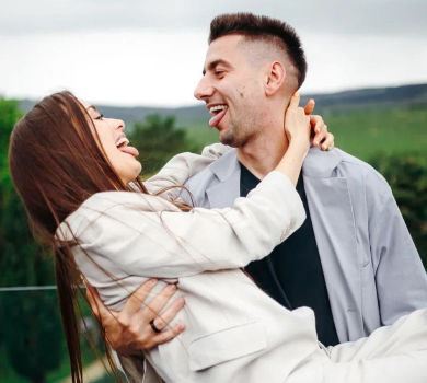 Скоро заміж? Мішина потусила з Еллертом на весіллі та впіймала букет