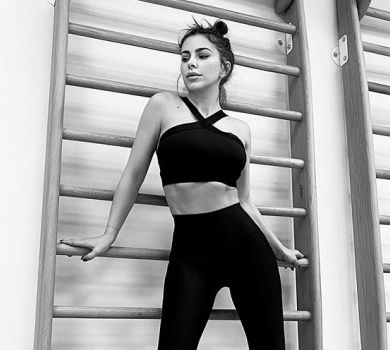 Лорак у топіку та лосинах порозтягувалася коло драбини