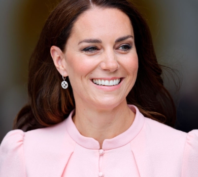 Міддлтон у ніжно-рожевому луці пообіймалася з дітлашнею в музеї. Милі ФОТО 