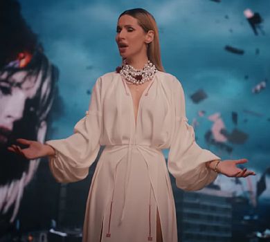 Лобода в шубі та намистах заспівала про нескорену Україну на тлі руїн та гір. ВІДЕО