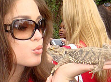 Міс Україна Журавська в Африці цілується з ігуанами 