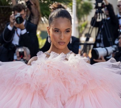 Витягали всією командою: модель Сінді Бруна вразила ефектною появою на Каннському кінофестивалі