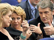 Ющенки підсадили до себе Деньов, а Куриленко посміхалася зі сцени