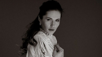 Денисенко у плетінні та намисті попозувала топлес на камеру. ФОТО