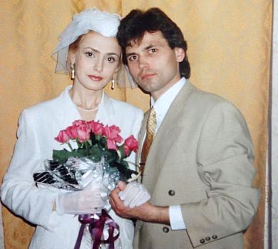 Колготки з лайкрою, капелюшок із вуалеткою: Сумська показала, як 25 років тому вийшла за Борисюка