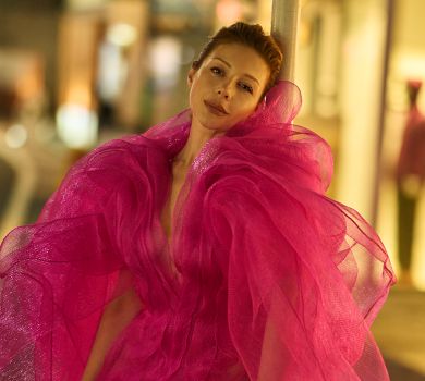 Фламінго от кутюр: Кароль у рожевій сітці попозувала в Японії для Vogue 