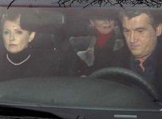 Ющенко покатав Тимошенко на машині, а потім напоїв. Фото