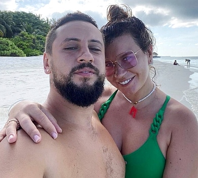 Італійські пристрасті: Монатіки злилися в поцілунку на тлі заваленого небокраю. ФОТО