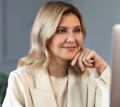 Зеленська розповіла, чому любить мити посуд, про своє розлучення з соцмережами та конкуренцію дітей за увагу тата