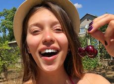 Дачниця Тодоренко в рожевому купальнику показала свої черешні. ФОТО