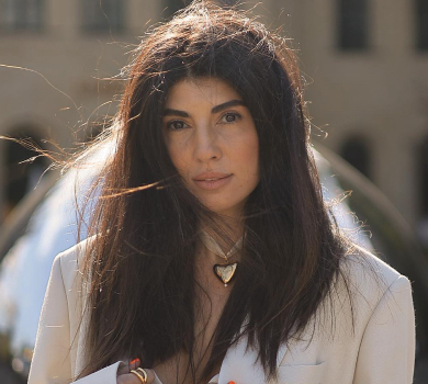 Мусіна в купальнику попозувала коло вінтажної автівки і показалася топлес