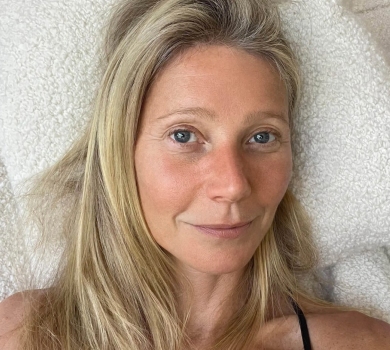 Приймаю своє тіло: Пелтроу напередодні 50-річчя написала есе і пострибала в купальнику