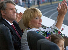 Дружина Ющенка шукала сережки і позувала для весілля