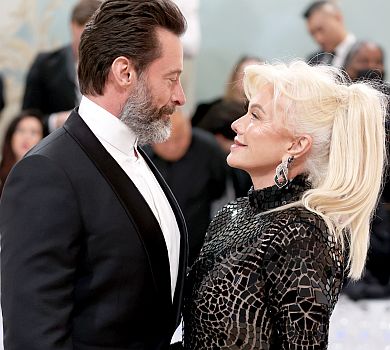 67-річна дружина Х'ю Джекмана на Met Gala показала фігуру у дзеркальній напівпрозорій сукні