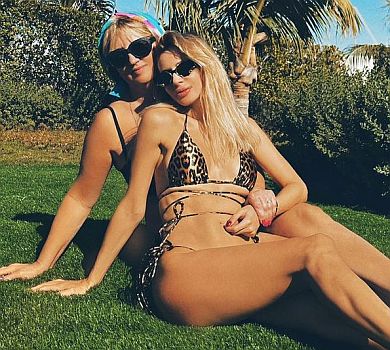 Наче сестри: Лобода з мамою показалися в купальниках на травичці