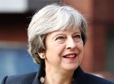 Робота забули змастити: Тереза Мей повеселила мережу неоковирними танцями