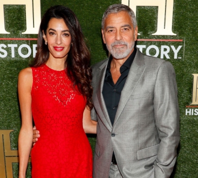 Жінка-вогонь: Амаль Клуні в червоному комбінезоні відвідала захід із чоловіком