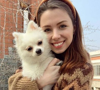 Настя та її Мішка: як українська модель із карантину в Ухані підкорила мережу своїм відданим серцем