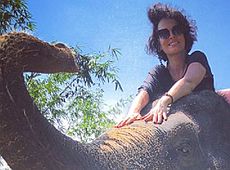 Як Астаф'єва на ровесниці покаталася й від слона штурхана отримала 