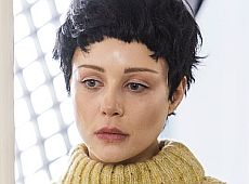 Брюнетка Кароль подалася у кіно, щоби розказати про своїх колишніх