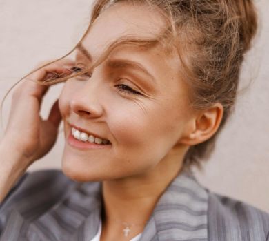 Шоптенко в мінішортах попозувала на пожежній драбині