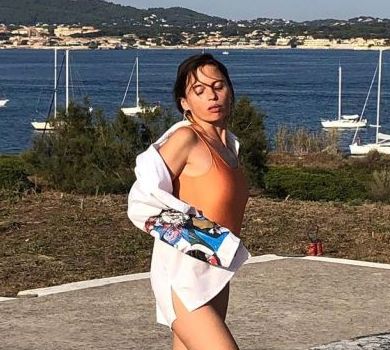 Карпа на французькому острові виставила дупцю в купальнику