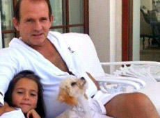 Медведчук показав похресницю Путіна і голі колінця