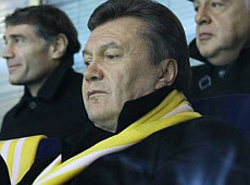 Янукович перед футболом багато п‘є і далі плутає міста