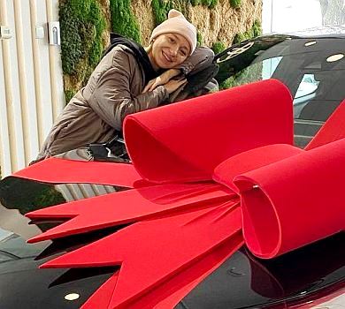 Вагітна дружина Павліка забрала з автосалону свою новеньку крихітку. ФОТО