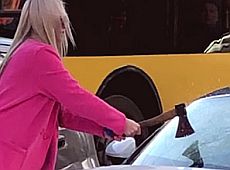 Піар із сокирою: Стало відомо, нащо білявка трощила Porsсhe у центрі Києва 
