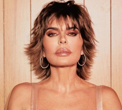 59-річна Ліза Рінна в Парижі стріла колегу з Району Мелроуз та знялася в спідньому