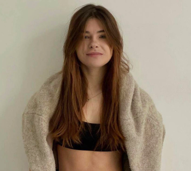 22-річна дівчина Остапчука в корсеті показала загадкове селфі з чоловіком