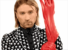 Фешн-Винник у гумових рукавицях показав 6 луків у кольорову кліпі