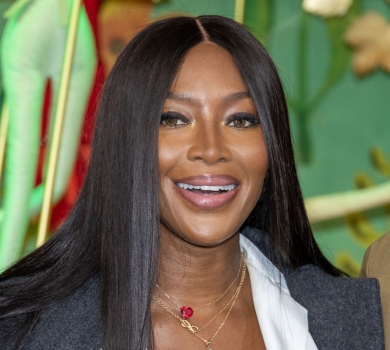 Матусина пляжниця: Кемпбелл показала 1,5-річну донечку на Мальдівах