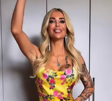 Мереживне спіднє, секс-іграшка та люксові сумки: Крук приміряла рожевий гардероб в стилі Барбі