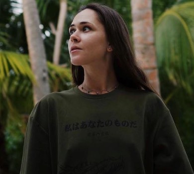 Саніна показалася у купальнику та з квіткою в роті на тлі морських пейзажів. ФОТО