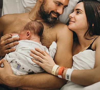 Мірошниченко показав 4-денного сина-мерзляка, а дружина розказала про ідеальні пологи    