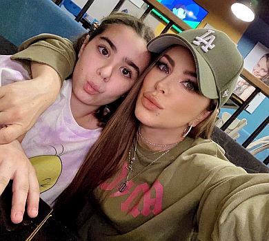 Головна фанатка: 9-річна донька Лорак влаштувала запальні танці на маминому концерті