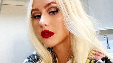 Гламурний макіяж з нуля: Агілера зняла на ВІДЕО, як вона фарбується