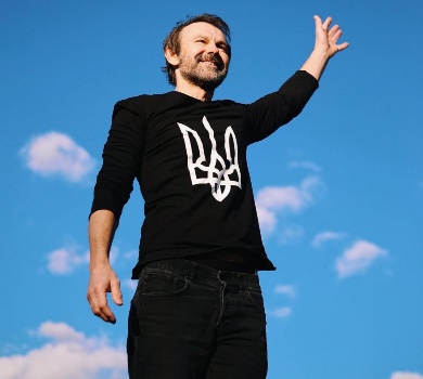 Ворог хоче поставити нас на коліна: Вакарчук на концерті у Варшаві показав фак росії. ВІДЕО