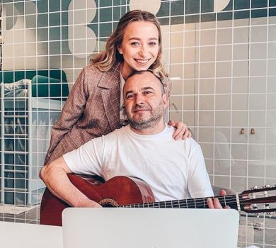 Наречена Павліка у мереживній сукні розказала, як вони вчинять із весіллям 